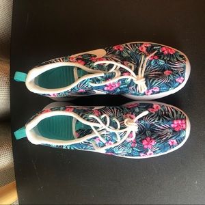 Nike Hawaiian Floral Roshe Run Sneakers - Unique